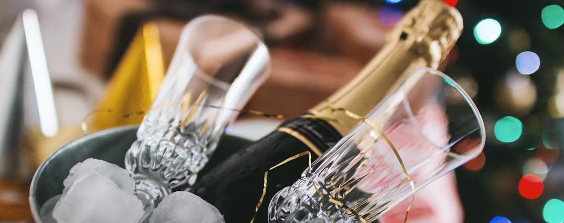 Balde com gelo, taças e garrafa de champagne para a ceia de ano novo.