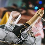 Balde com gelo, taças e garrafa de champagne para a ceia de ano novo.